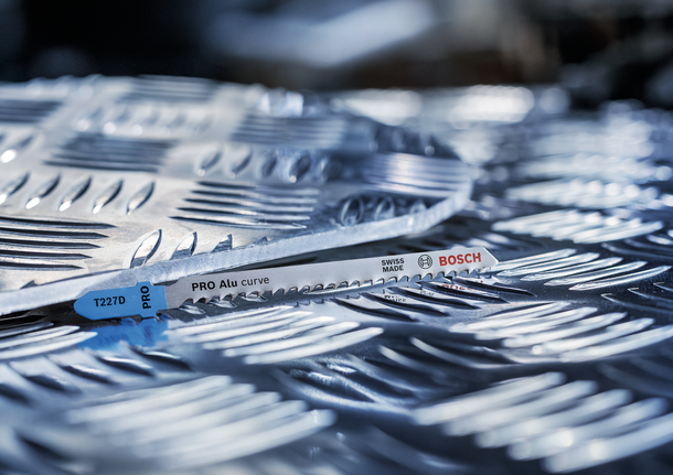 PRO Alu curve T227D 專業鋁材曲線切割款線鋸片,100 mm,5 件組 金屬拼圖鋸片放在紋理鋁板上。