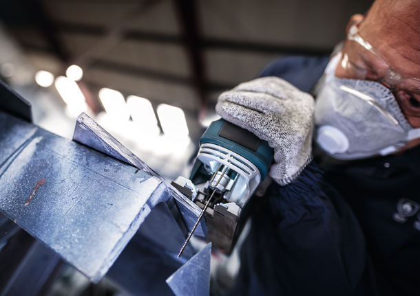 PRO Metal thick and thin T123XF 線鋸片,100 mm,5 件 配戴安全設備的人員使用曲線鋸切割金屬板。