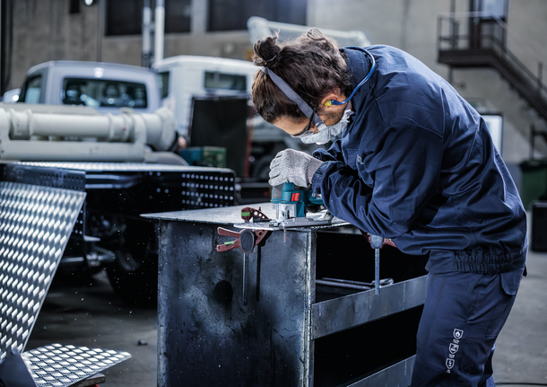 PRO Alu curve T227D 專業鋁材曲線切割款線鋸片,100 mm,5 件組 穿著安全設備的人員在工業車間的工作台上鑽金屬。