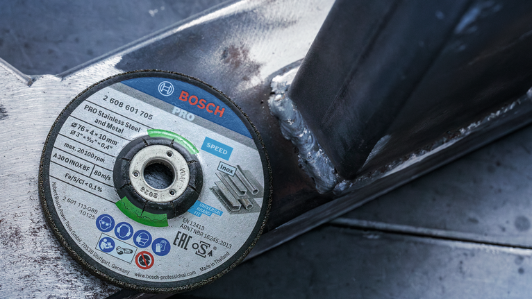 切割盤放置在焊接金屬框架上。