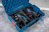 藍色手提箱，內有拋光機和兩個用泡沫固定的 12V 無線電動工具。.