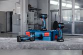 車間工作台上展示的無線拋光機和工具箱。