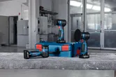 車間工作台上展示的無線拋光機和工具箱。.