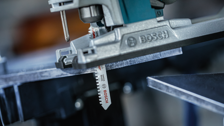 超耐久超厚金屬專業款 T155HHM 線鋸片,3 件 車間裡,拼圖鋸正在切割金屬板。.