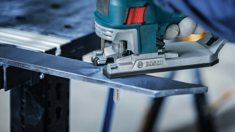 超耐久超厚金屬專業款 T155HHM 線鋸片,3 件 配戴安全設備的人用曲線鋸切割金屬板。