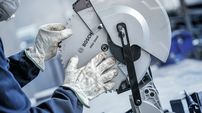 PRO Steel 鋼材圓鋸片,有線,254 x 2.2 x 25.4 mm,T52 配戴安全設備的人員正在調整圓鋸片。