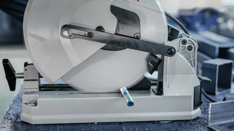 PRO Steel 鋼材圓鋸片,有線,254 x 2.2 x 25.4 mm,T52 金屬切割鋸位於幾根有角度的鋼筋旁。