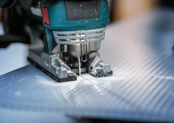 Bosch曲線鋸刀片切割塑膠板。.