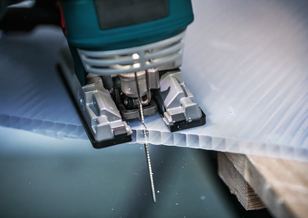 Bosch曲線鋸刀片切割波紋塑膠板。.