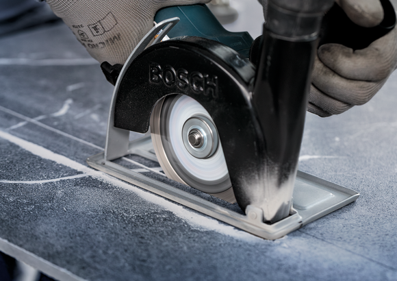 正在使用中的Bosch PRO 硬質陶瓷鑽石切割片。.