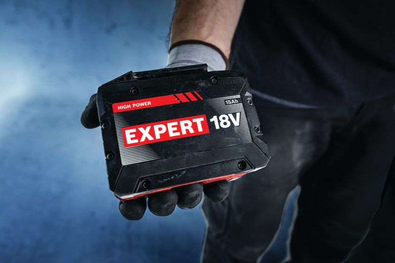 戴著手套的手中拿著Bosch專家 18V 15Ah 電池組。.