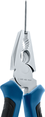 一把鉗子夾著一根長長的金屬釘，鉗柄是藍色和黑色的。