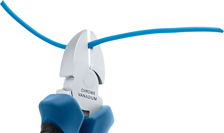 一個人握著絕緣鉗剪斷一根藍色電線。