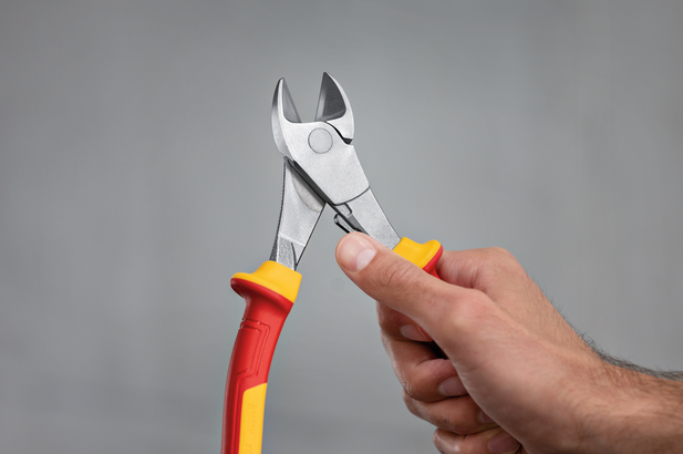 手持絕緣剪線鉗的人。