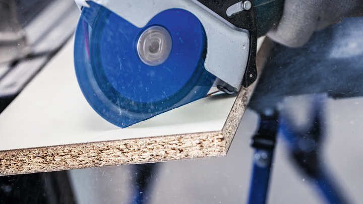 Object #200609244: 2793276_app_web_03 配戴安全設備的人員用圓鋸切割木板。