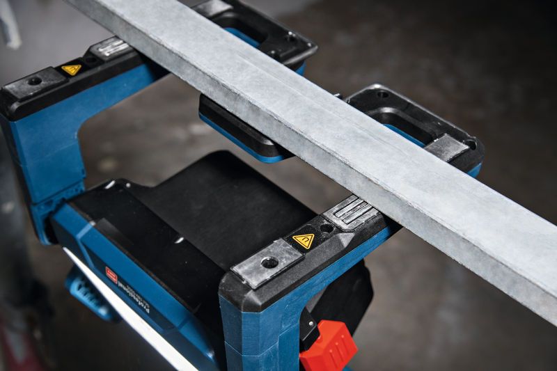 無線工作現場燈照亮了金屬樑下方的工作空間。