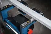 無線工作現場燈照亮了金屬樑下方的工作空間。