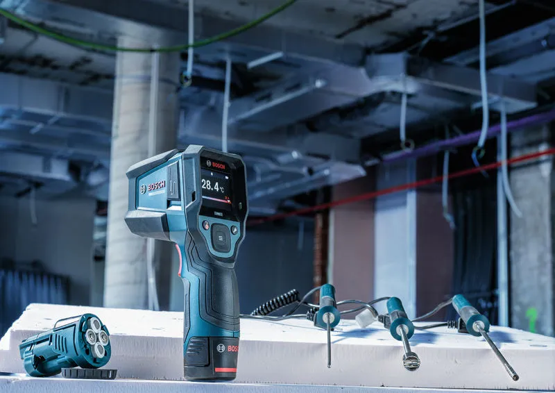 Thermo detector with probes measures temperature at a construction site.